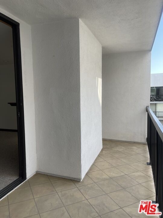 906 N Doheny Dr - Photo 16