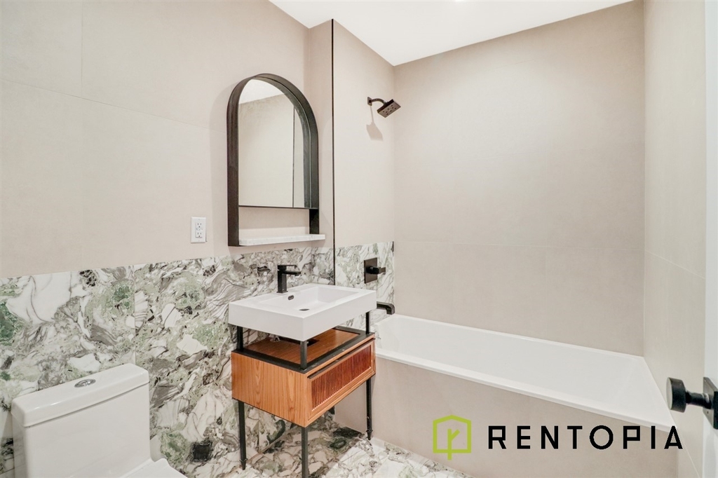 415 Manhattan Avenue - Photo 10