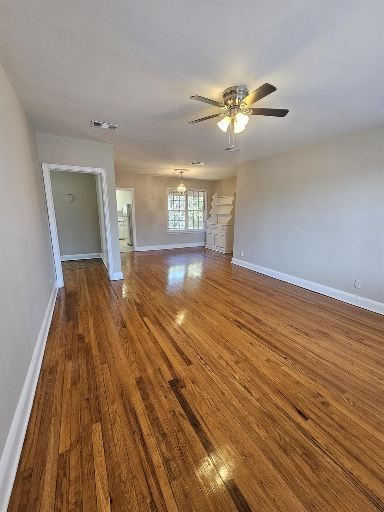 122 S Franklin Boulevard - Photo 3