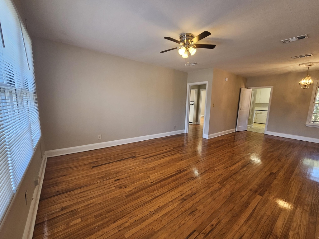 122 S Franklin Boulevard - Photo 2