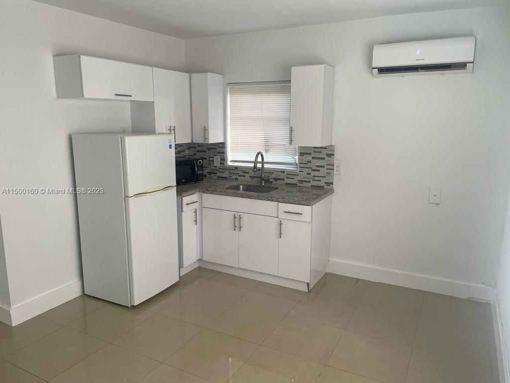 1542 Ne 109th St - Photo 2