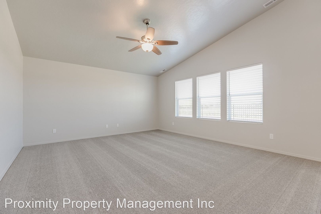 3117 N Saratov Way - Photo 5