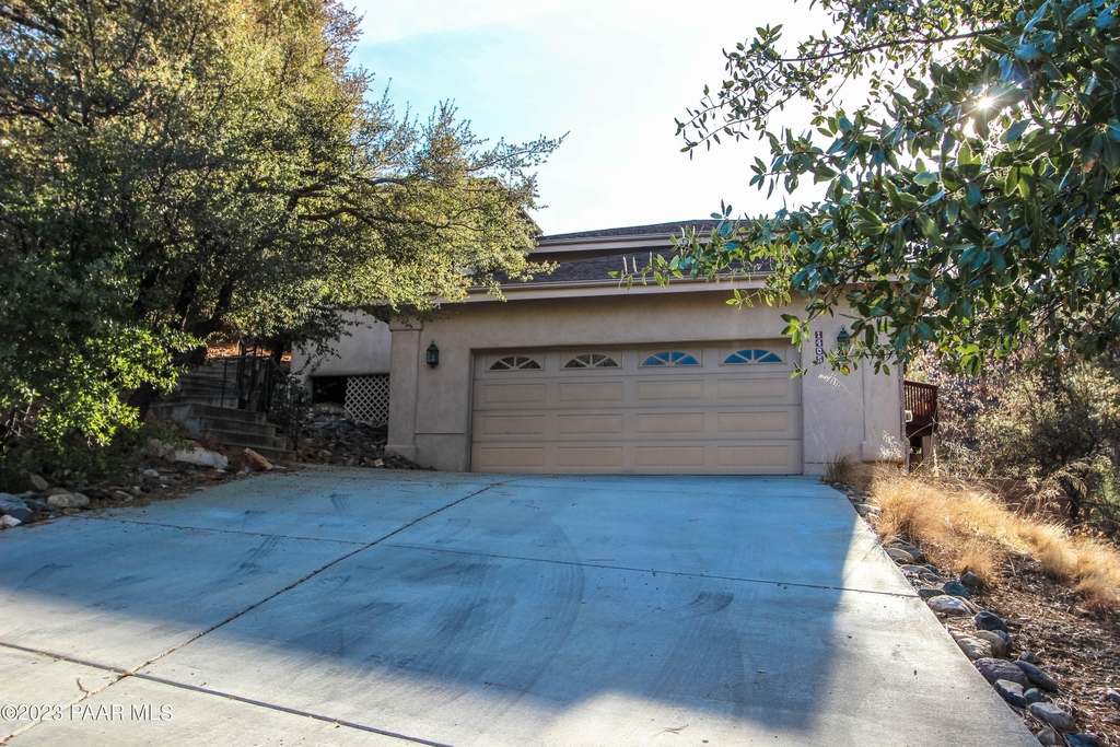 1405 E Valley View Road - Photo 0
