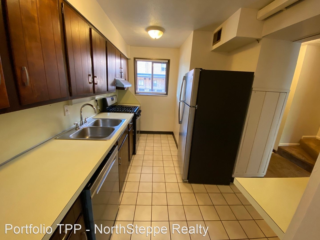 111 W Hudson St - Photo 2