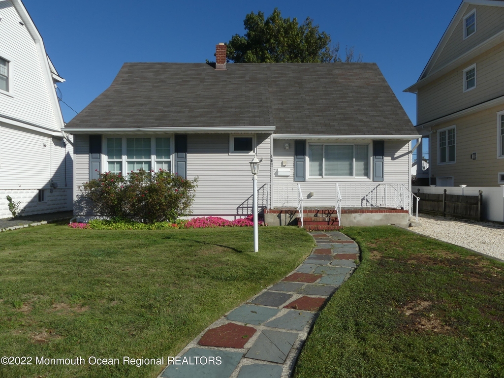 107 Parkway - Photo 0