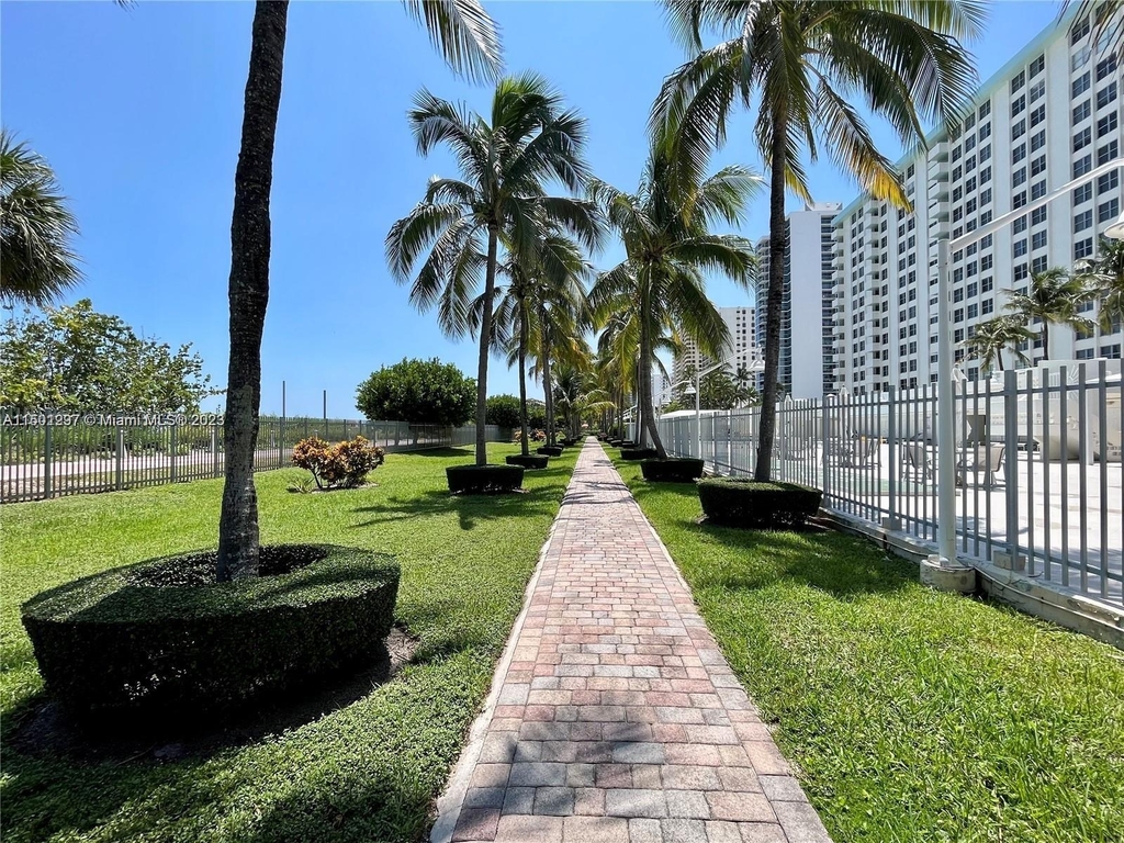 2899 Collins Ave - Photo 10