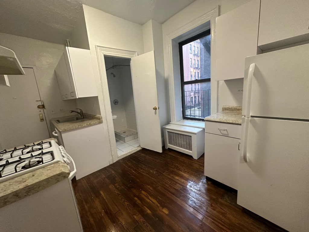 1427 York Avenue - Photo 3