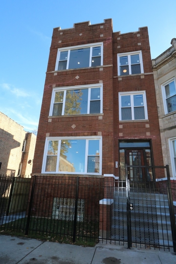 3243 W Flournoy Street - Photo 0