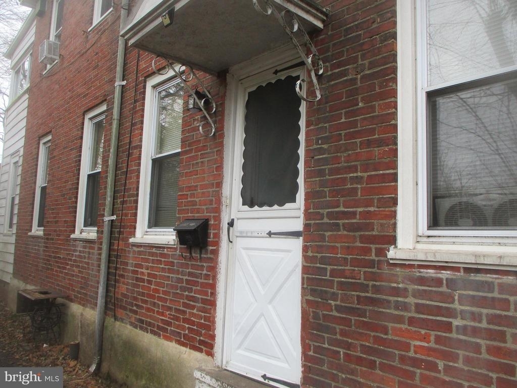 1030 Radcliffe St - Photo 2