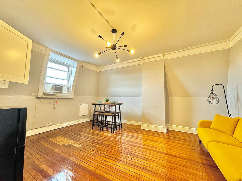 74 Cornelia Street - Photo 8