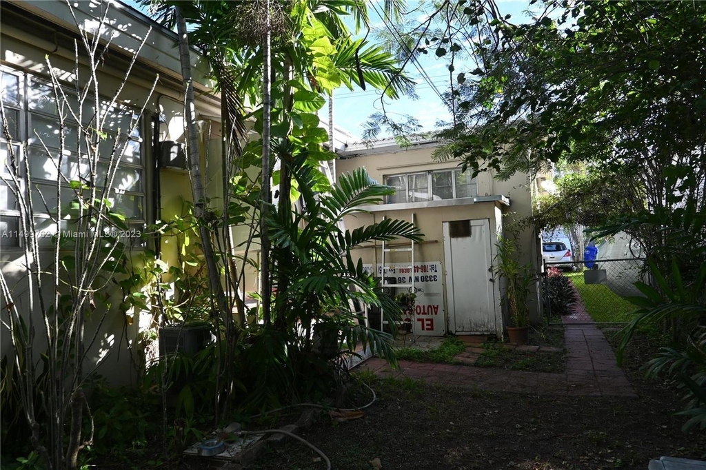 2560 Sw 22nd Ave - Photo 1