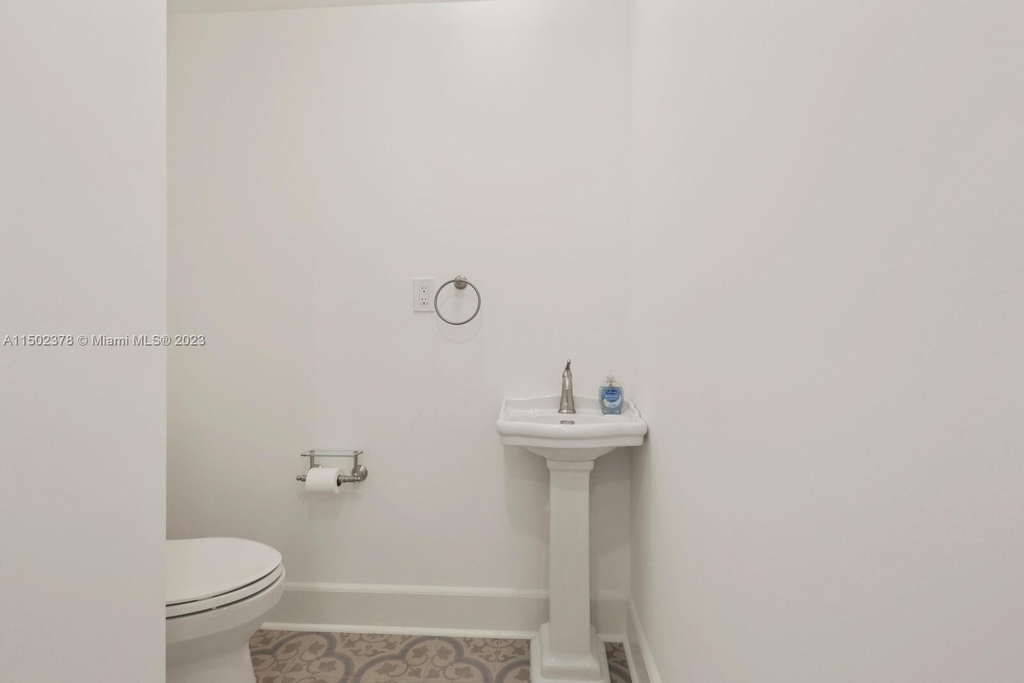 2504 Alhambra Cir - Photo 13