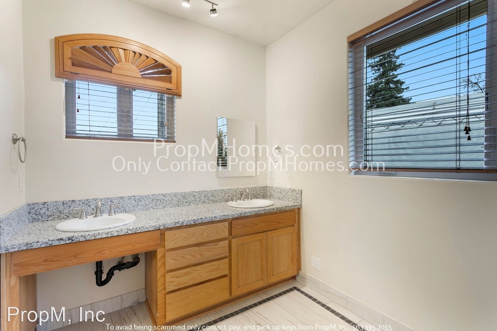 203 W Clackamas Boulevard - Photo 2