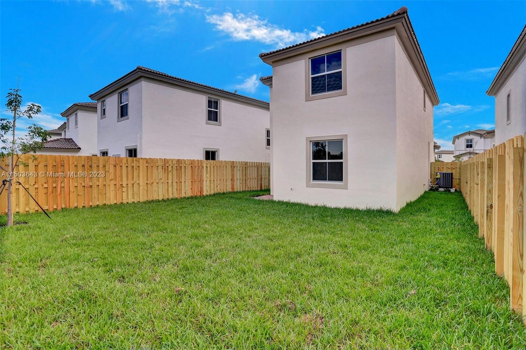 2411 Nw 131 Cir - Photo 44