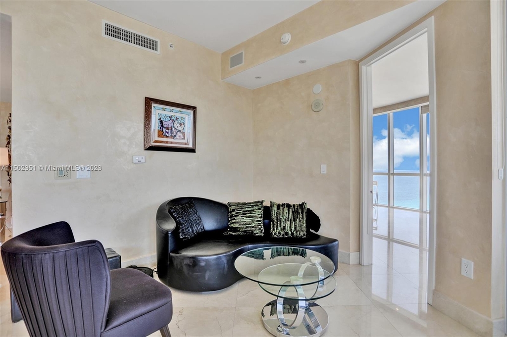 18101 Collins Ave - Photo 4