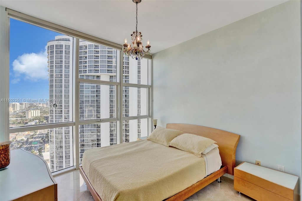 18101 Collins Ave - Photo 20