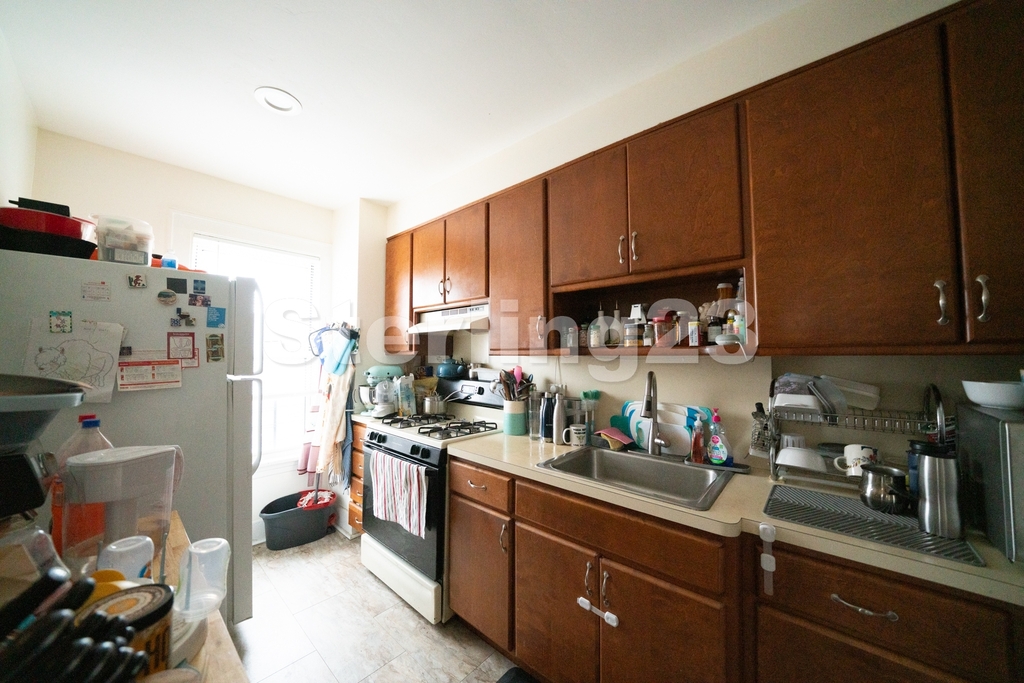 21-30 Ditmars Boulevard - Photo 1