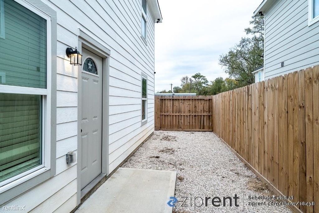 8722 Peachtree St - Photo 16