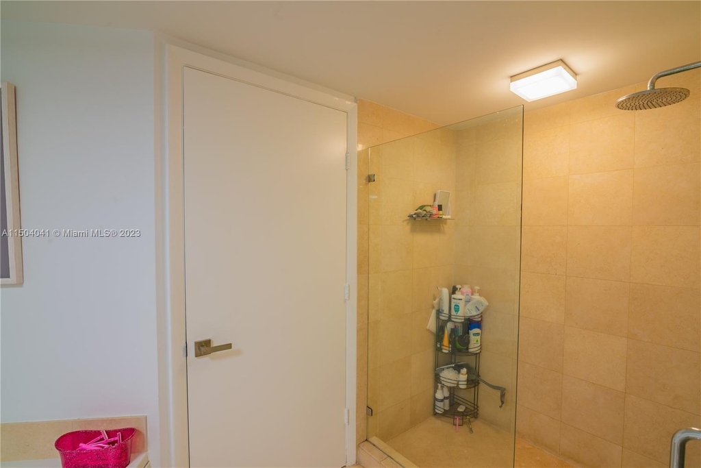 18911 Collins Ave - Photo 20