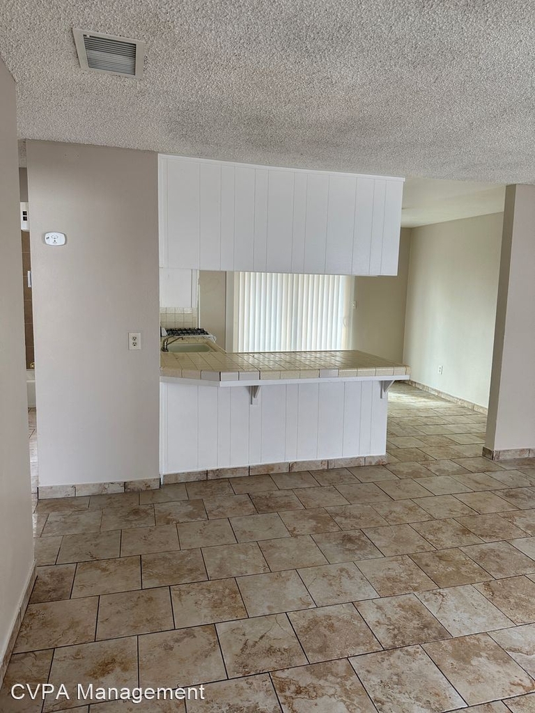 1401 Baker Street - Photo 2