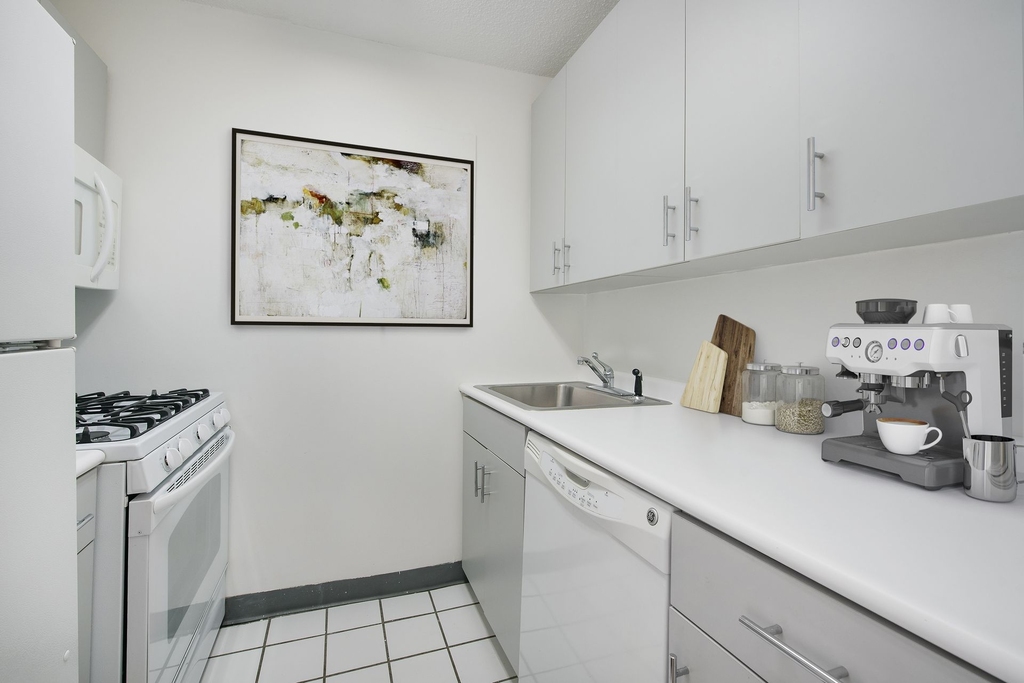 East 52nd Street - Photo 2