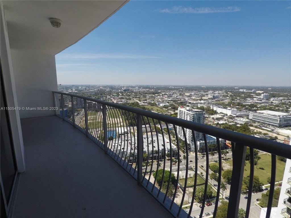 1750 N Bayshore Dr - Photo 2