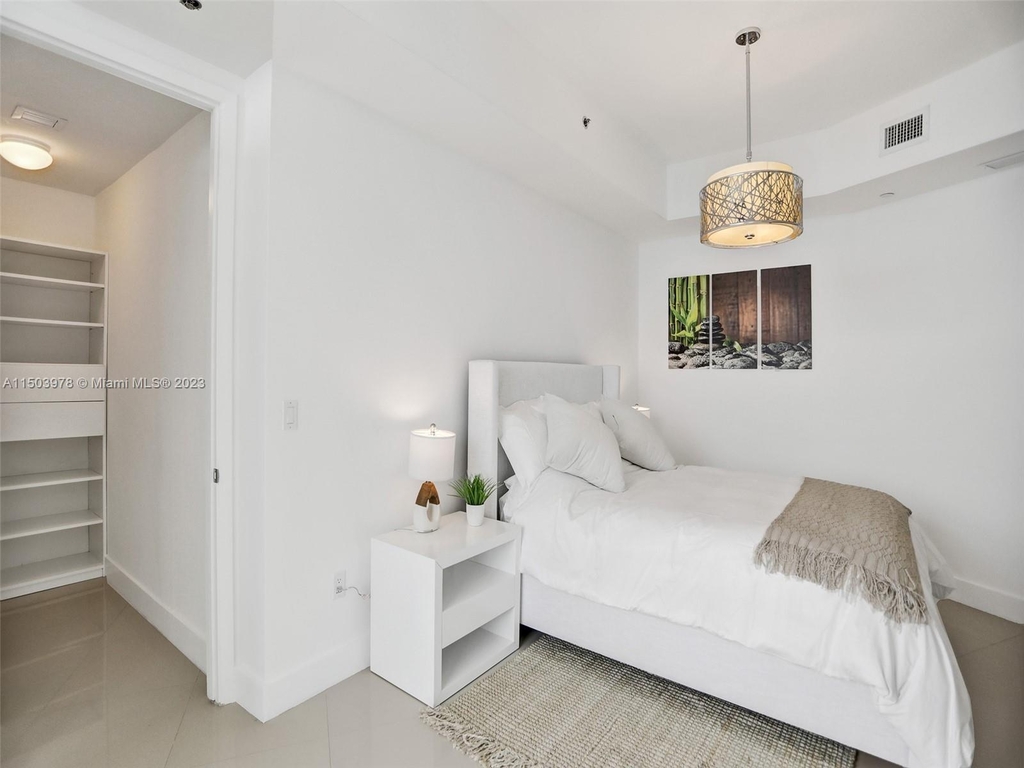 15901 Collins Ave - Photo 35