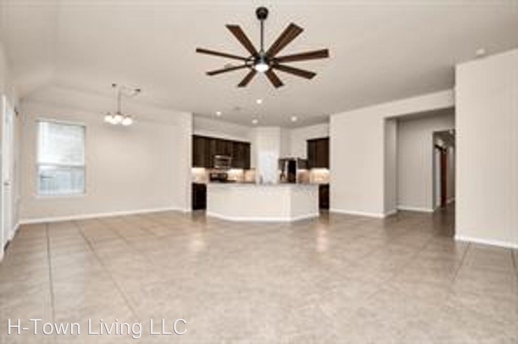 632 W Linnwood - Photo 2