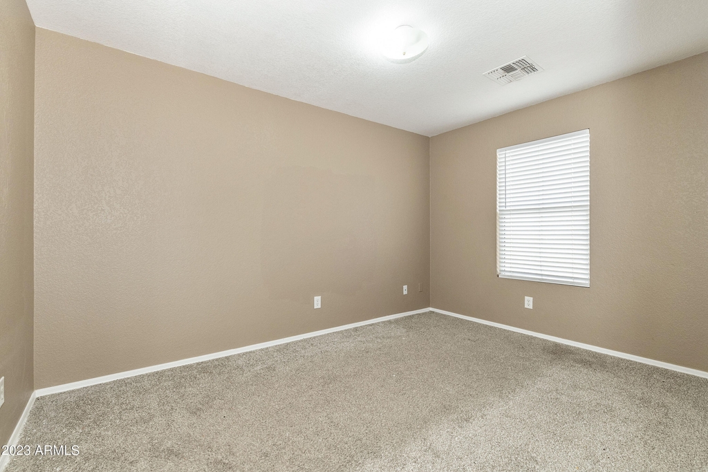 1003 E Grove Street - Photo 17