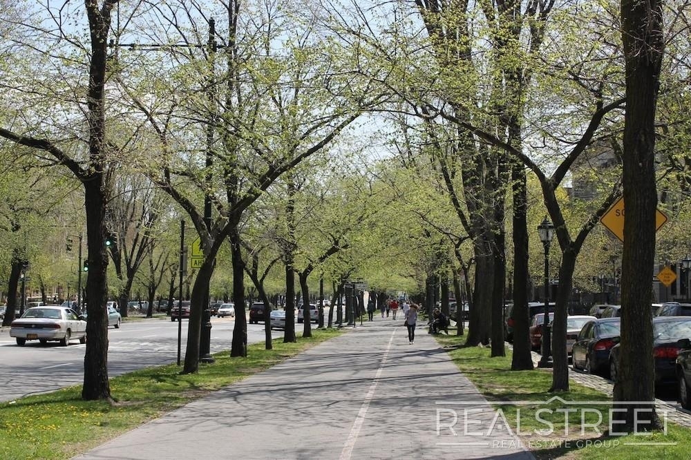 Eastern Parkway - Photo 0