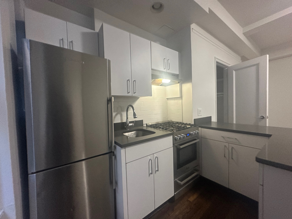140 East 46th Street - Photo 2