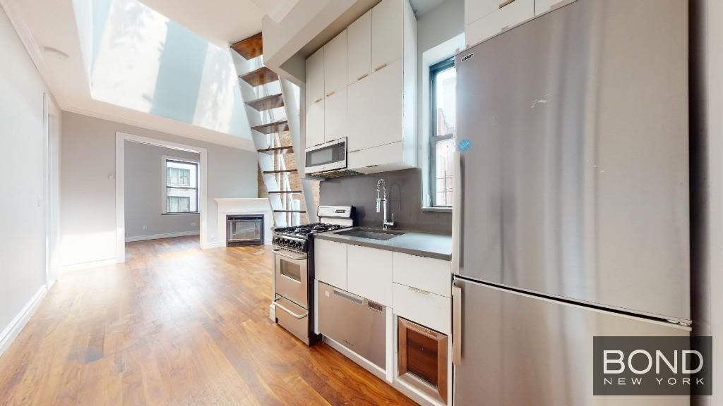 214 East 25th Street - Photo 2