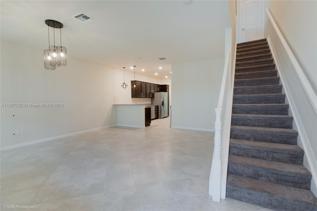 1040 Eucalyptus Dr - Photo 2