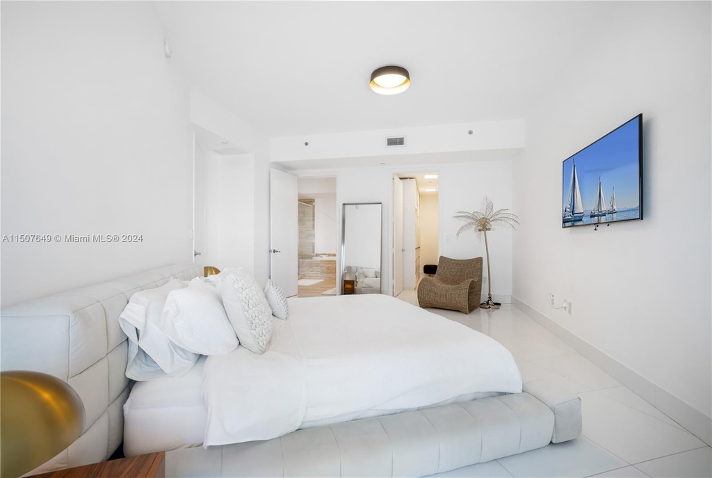 15901 Collins Ave - Photo 15