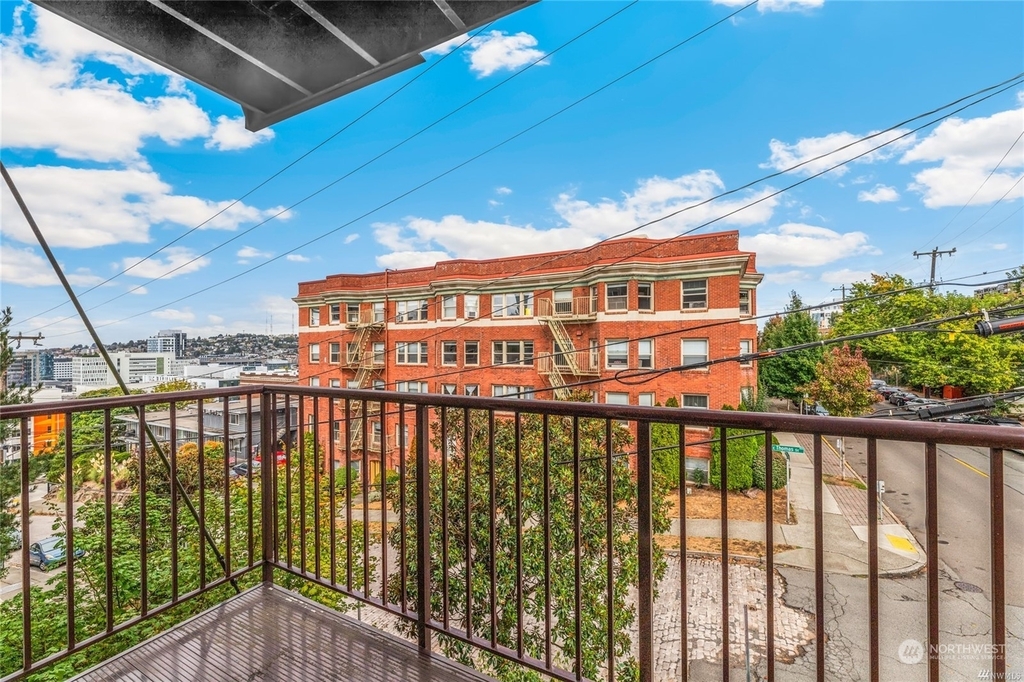 321 E Thomas Street - Photo 11