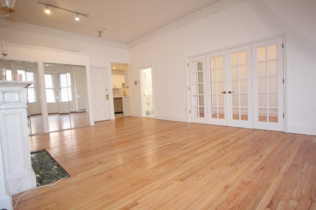 277 Beacon St - Photo 4