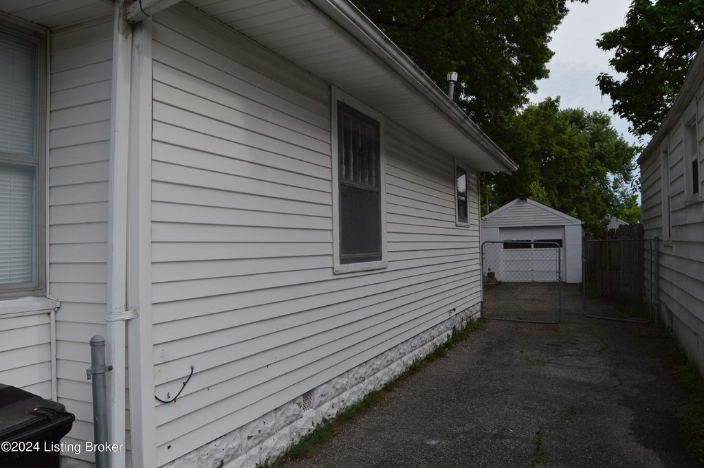 1490 Clara Ave - Photo 1