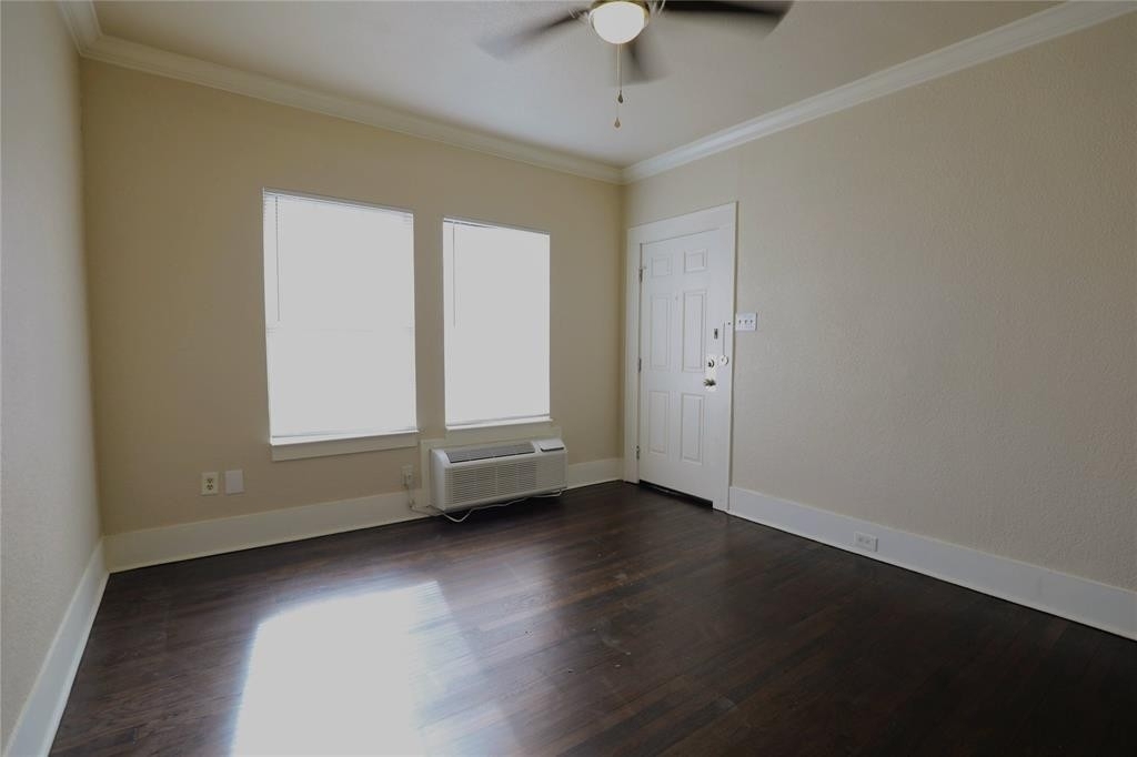 1115 S Jennings Avenue - Photo 1