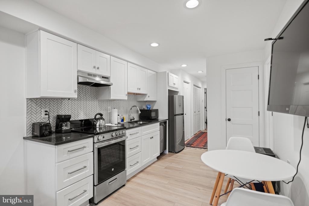 3008 11th St Nw - Photo 2