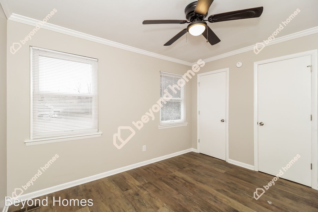 2811 Saint Johns Lane - Photo 8