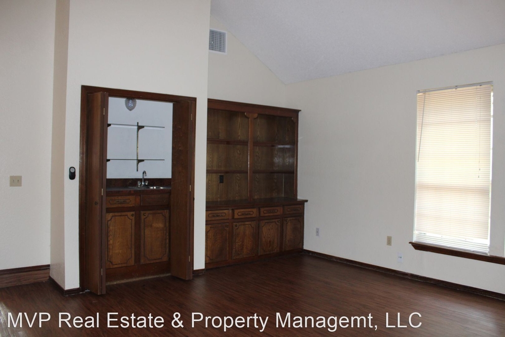 8915 Roxbury Blvd - Photo 2