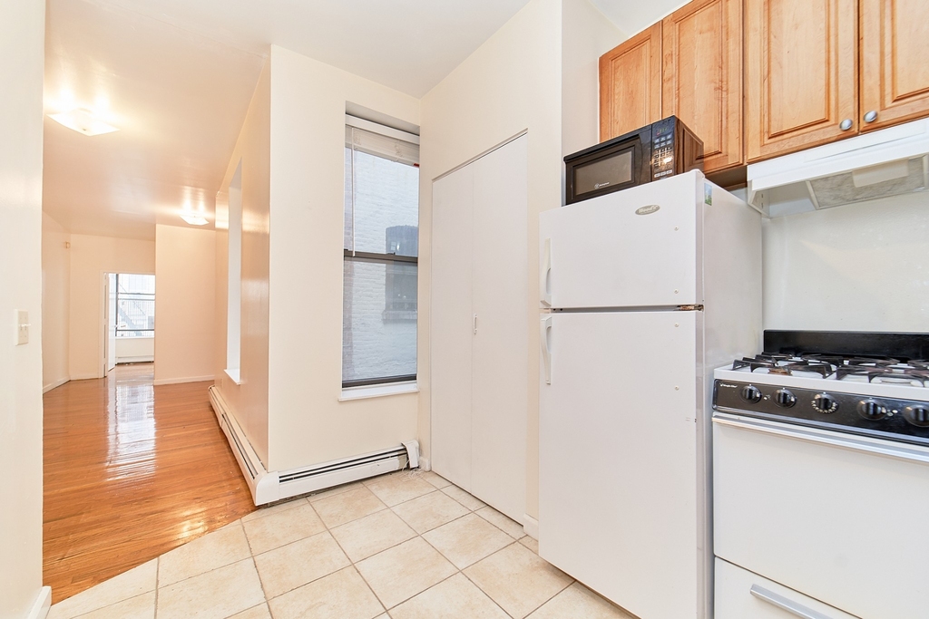 132 W 109th St - Photo 3