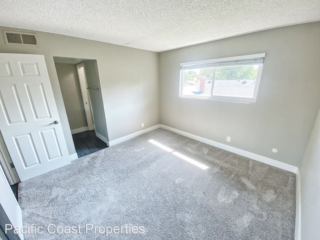 1025-1029 35th Ave - Photo 1