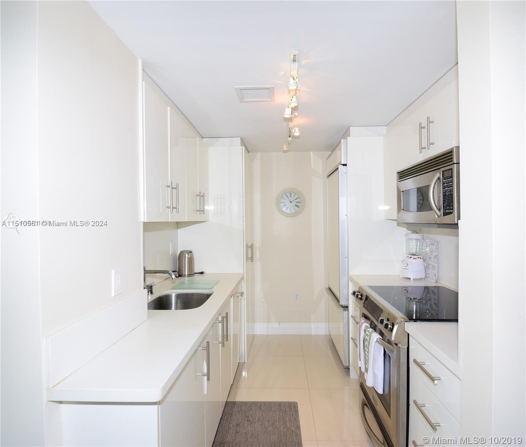 10275 Collins Ave - Photo 10