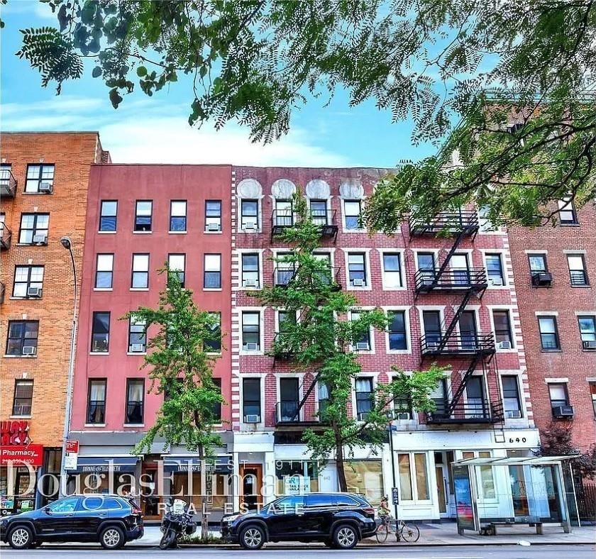 642 Tenth Ave - Photo 2
