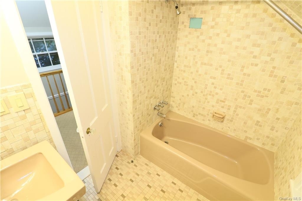 162 W Hartsdale Avenue - Photo 7