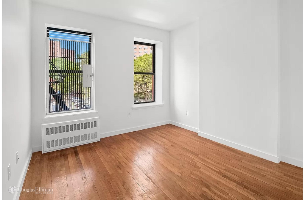 1413 Amsterdam Ave - Photo 2