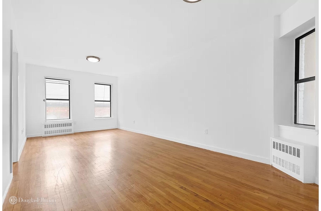 1411 Amsterdam Ave - Photo 2