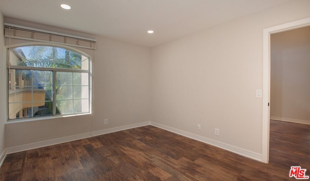 7660 Beverly Blvd - Photo 2