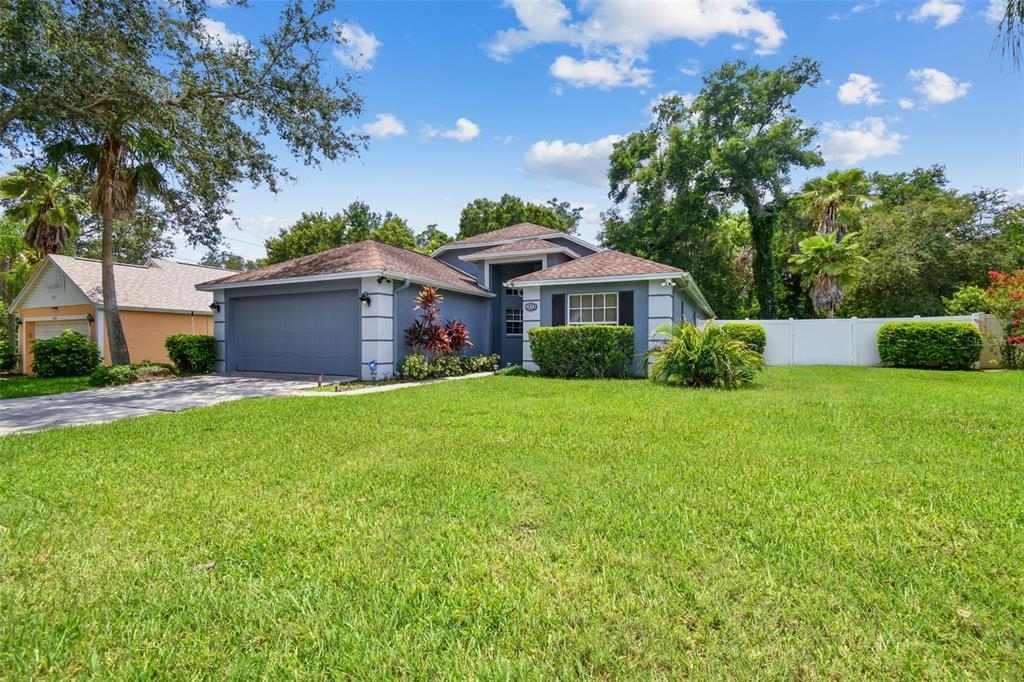 3018 Sprawling Oaks Place - Photo 2